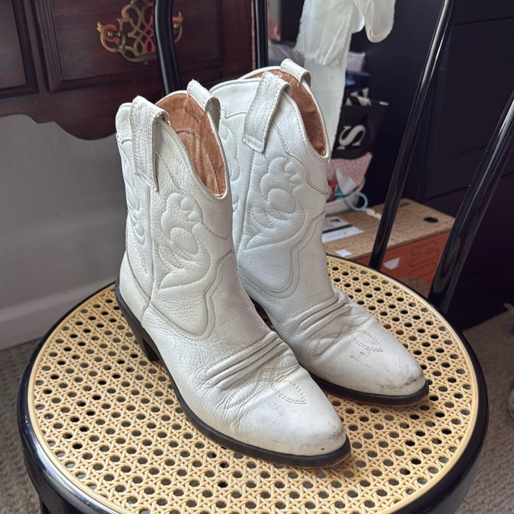 Urban Outfitters Lynn Cowboy Boot in White
